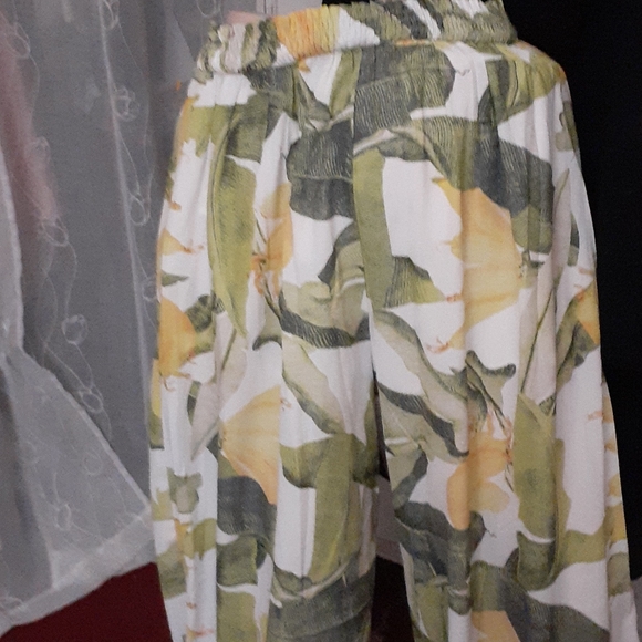 Tropical wide leg pants by Fashion Nova - Picture 5 of 8